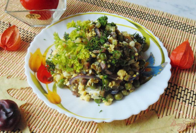 Фото приготовление рецепта: Зимний салат с грибами, омлетом и огурцами шаг №12