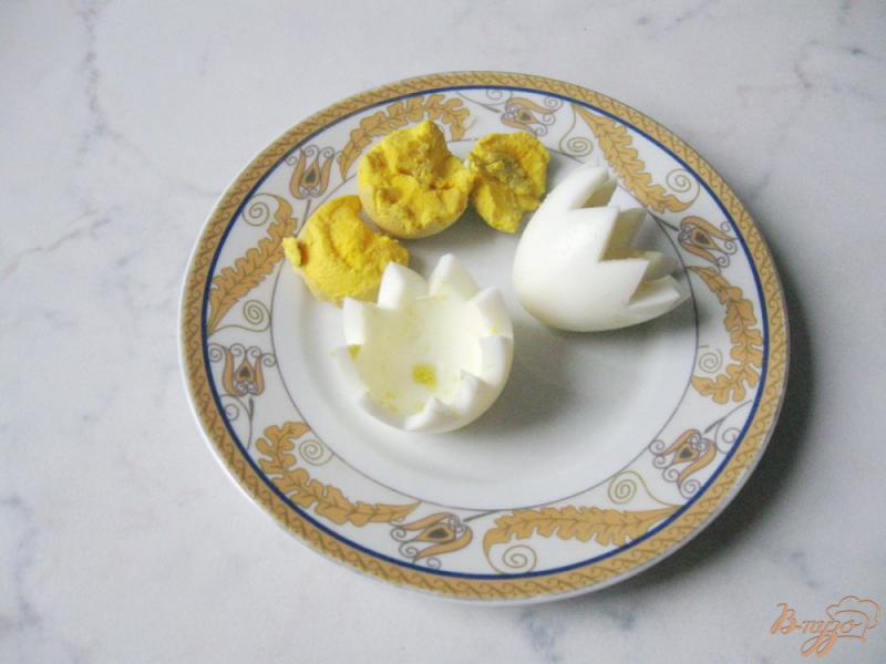 Фото приготовление рецепта: Фаршированные яйца к Новогоднему столу. шаг №6