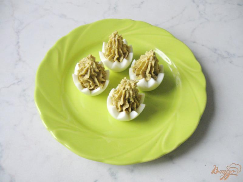 Фото приготовление рецепта: Фаршированные яйца к Новогоднему столу. шаг №9