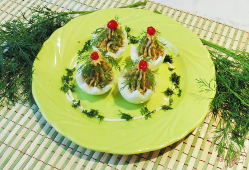 Фото приготовление рецепта: Фаршированные яйца к Новогоднему столу. шаг №10