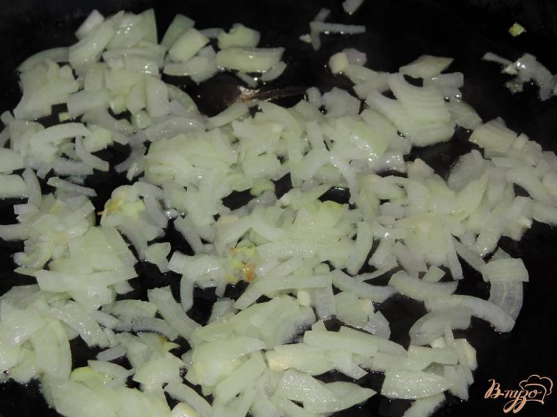 Фото приготовление рецепта: Картофельные зразы с начинкой из шампиньонов шаг №3