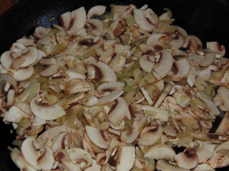 Фото приготовление рецепта: Картофельные зразы с начинкой из шампиньонов шаг №4