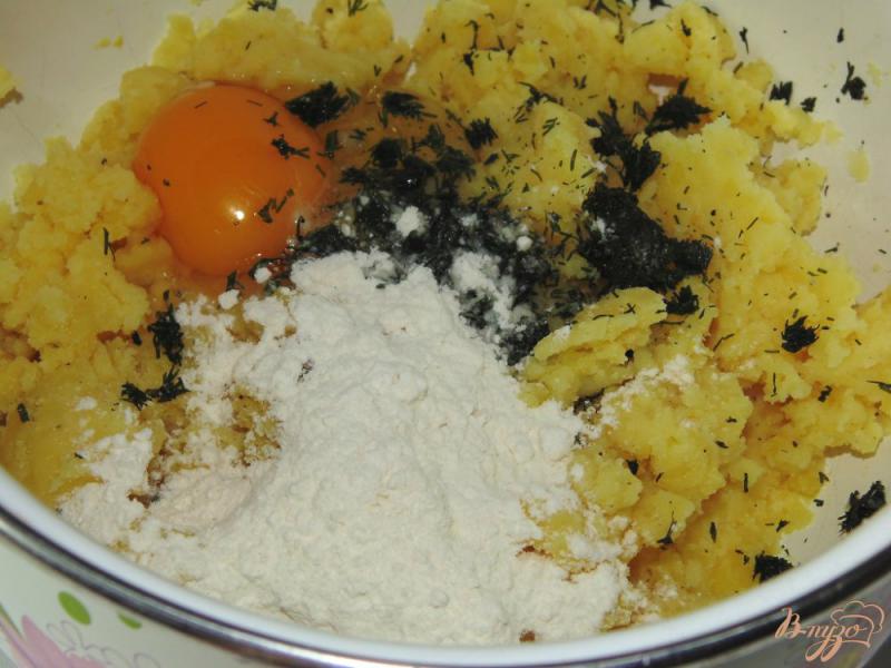 Фото приготовление рецепта: Картофельные зразы с начинкой из шампиньонов шаг №6