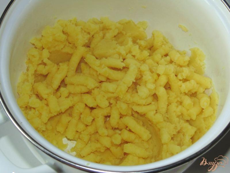 Фото приготовление рецепта: Картофельные зразы с начинкой из шампиньонов шаг №5