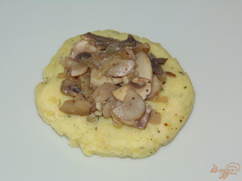Фото приготовление рецепта: Картофельные зразы с начинкой из шампиньонов шаг №7