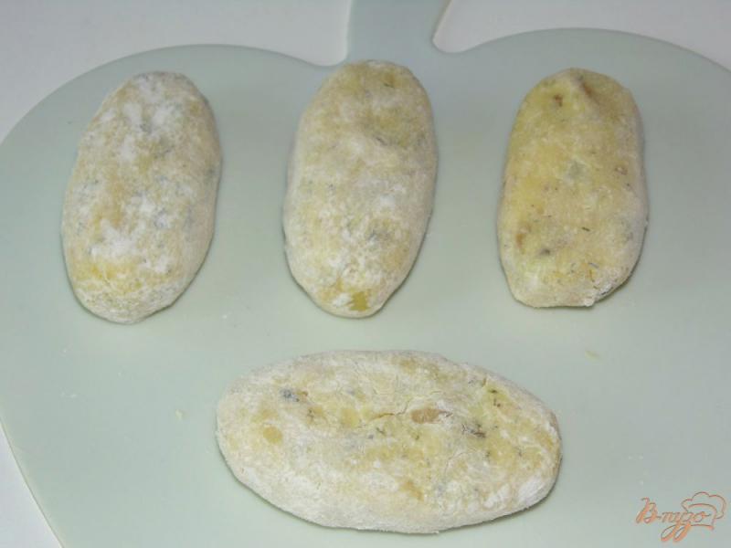 Фото приготовление рецепта: Картофельные зразы с начинкой из шампиньонов шаг №8