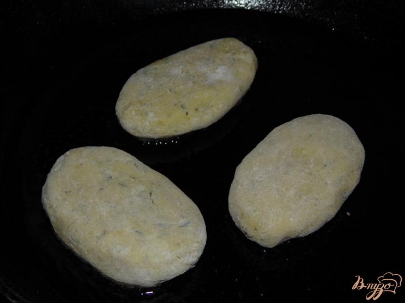 Фото приготовление рецепта: Картофельные зразы с начинкой из шампиньонов шаг №9