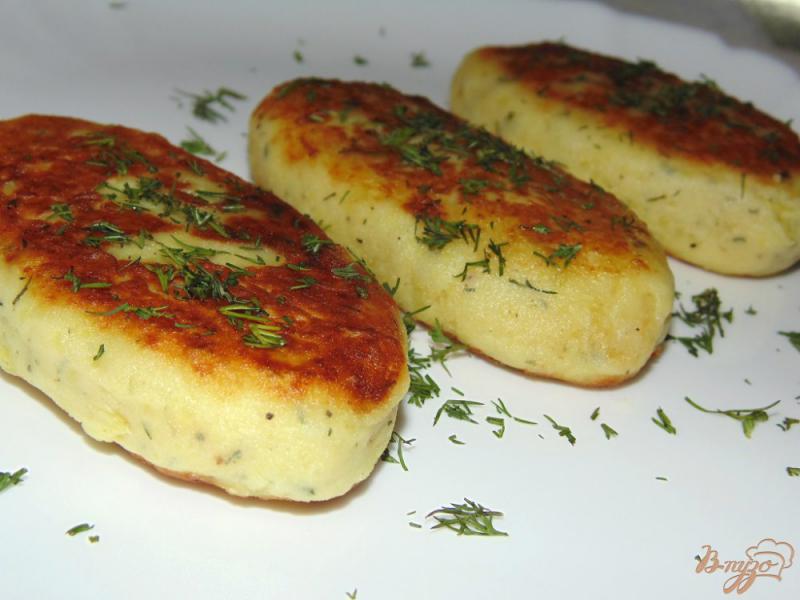 Фото приготовление рецепта: Картофельные зразы с начинкой из шампиньонов шаг №10