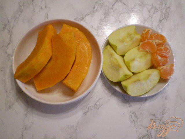 Фото приготовление рецепта: Тыквенно-мандариновый фреш с яблоком шаг №2