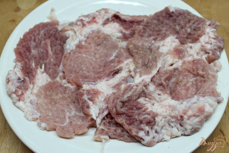 Фото приготовление рецепта: Свиные отбивные в легком кляре шаг №2