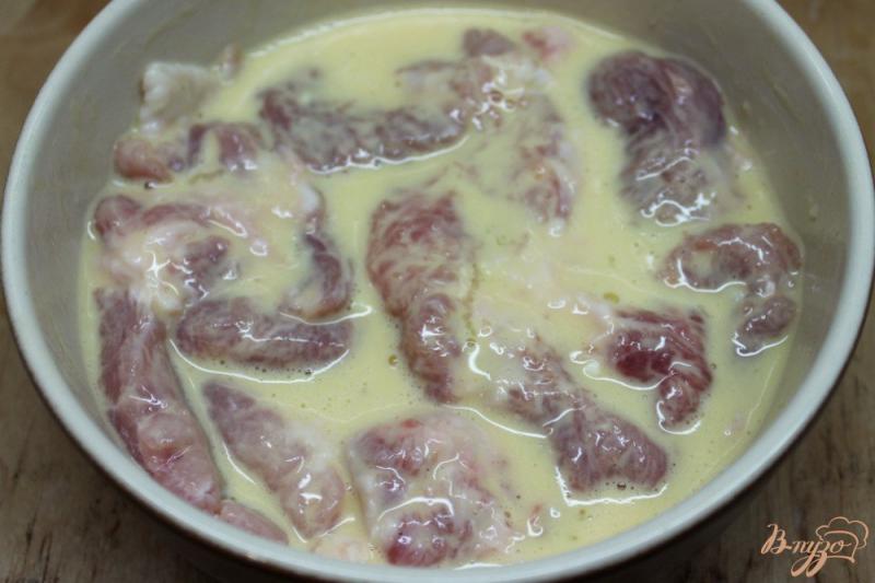 Фото приготовление рецепта: Свиные отбивные в легком кляре шаг №5