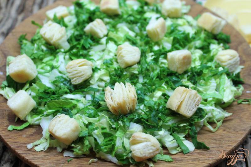 Фото приготовление рецепта: Салат из пекинской капусты с перцем и слоеными подушечками шаг №4