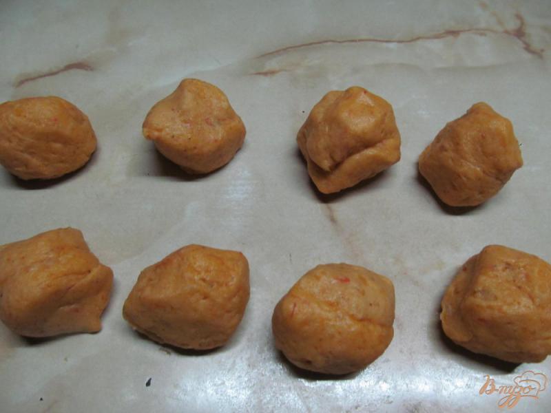 Фото приготовление рецепта: Оранжевые картофельные лепешки на сковороде шаг №5