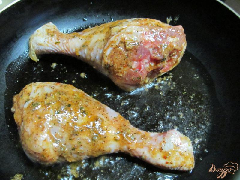 Фото приготовление рецепта: Курица в специях с макаронами шаг №3