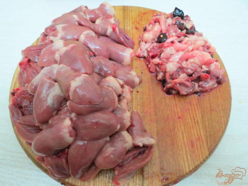 Фото приготовление рецепта: Куриные сердечки с грибами в сливках шаг №3