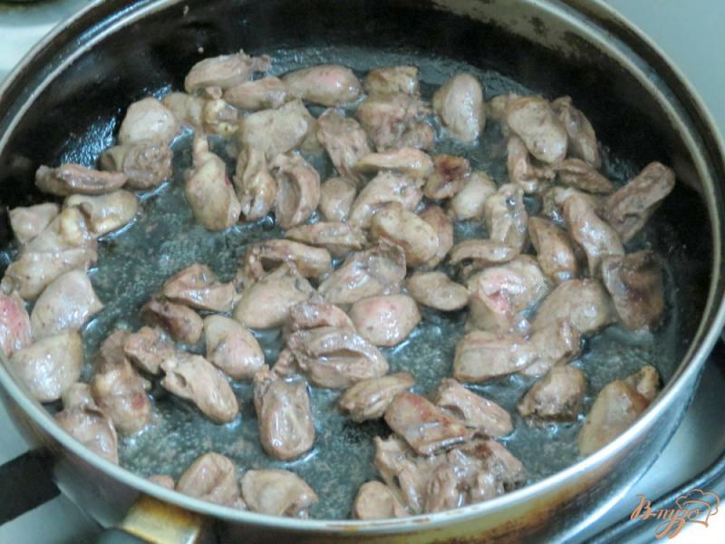 Фото приготовление рецепта: Куриные сердечки с грибами в сливках шаг №4