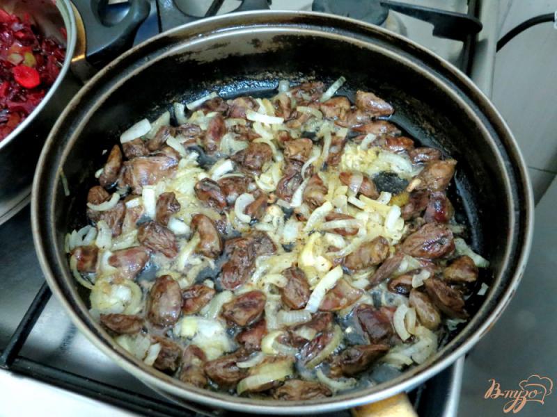 Фото приготовление рецепта: Куриные сердечки с грибами в сливках шаг №10