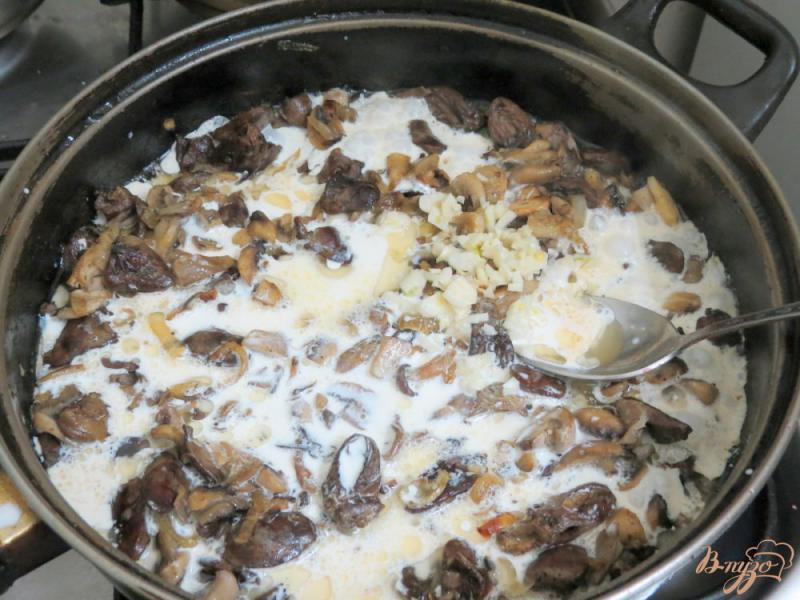 Фото приготовление рецепта: Куриные сердечки с грибами в сливках шаг №12