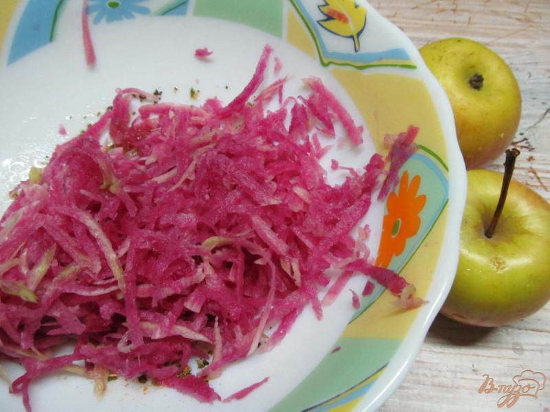 Фото приготовление рецепта: Салат из редки с яблоком шаг №3