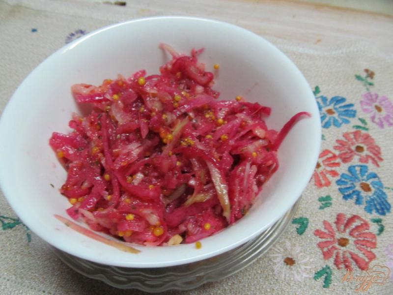 Фото приготовление рецепта: Салат из редки с яблоком шаг №5