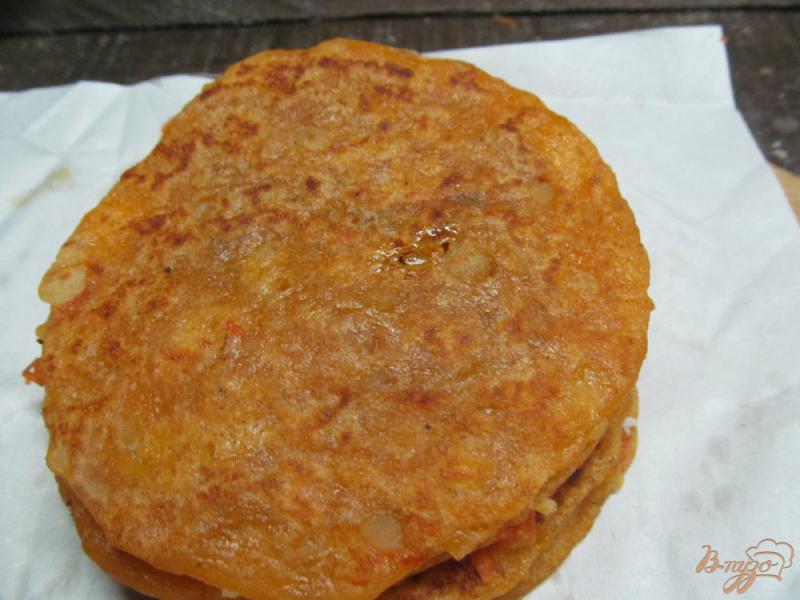 Фото приготовление рецепта: Слоенный бутерброд из лепешек шаг №12