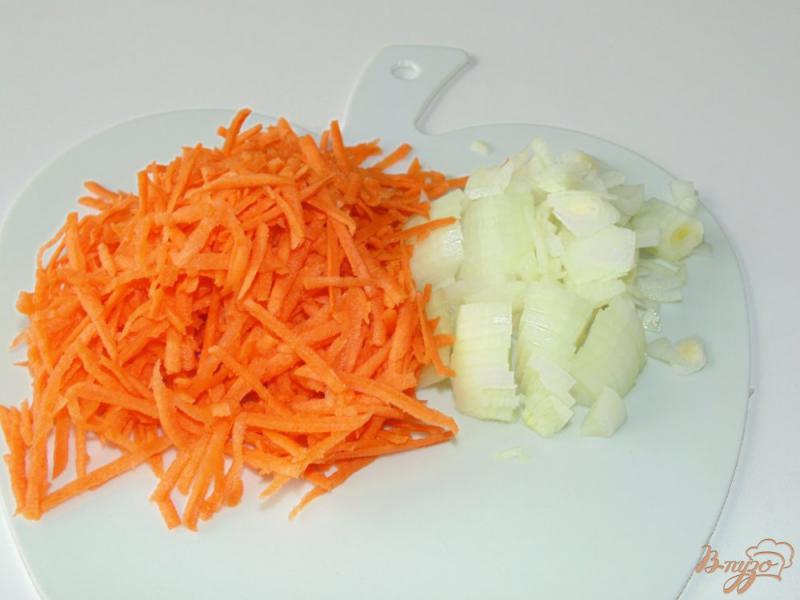 Фото приготовление рецепта: Печеночные котлеты с овощами и рисом шаг №2