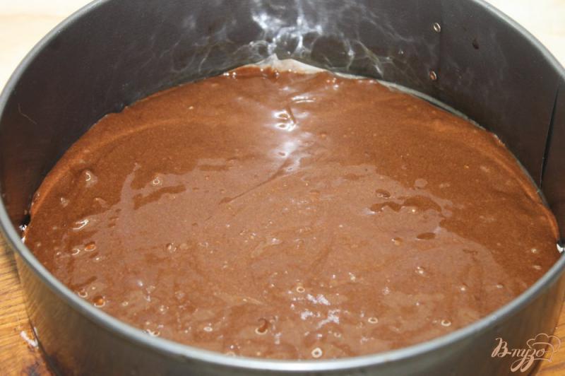 Фото приготовление рецепта: Шоколадный торт с грецкими орехами, сгущенным молоком и шоколадным соусом шаг №7