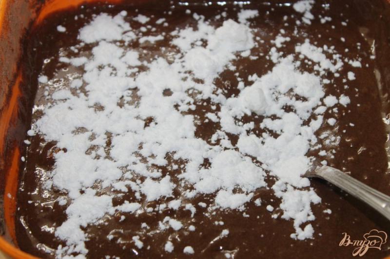 Фото приготовление рецепта: Шоколадный торт с грецкими орехами, сгущенным молоком и шоколадным соусом шаг №6