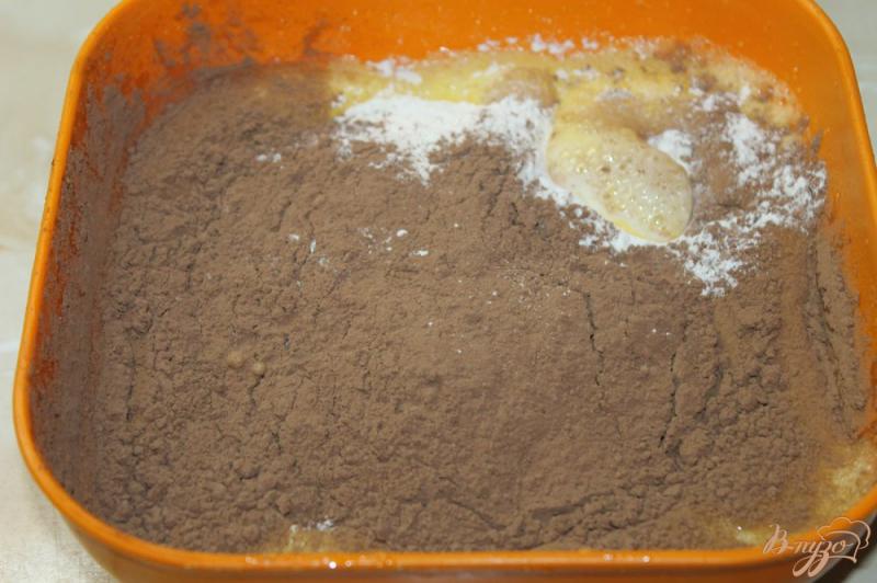 Фото приготовление рецепта: Шоколадный торт с грецкими орехами, сгущенным молоком и шоколадным соусом шаг №4