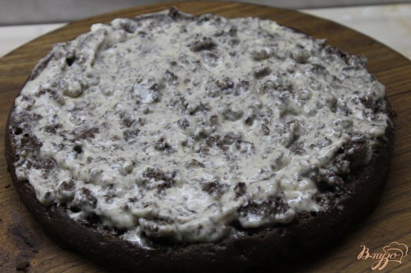 Фото приготовление рецепта: Шоколадный торт с грецкими орехами, сгущенным молоком и шоколадным соусом шаг №16