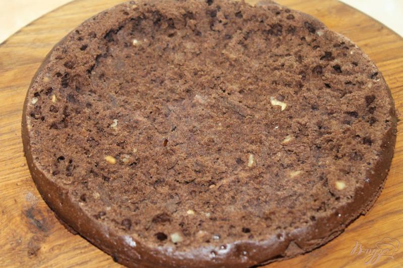 Фото приготовление рецепта: Шоколадный торт с грецкими орехами, сгущенным молоком и шоколадным соусом шаг №15