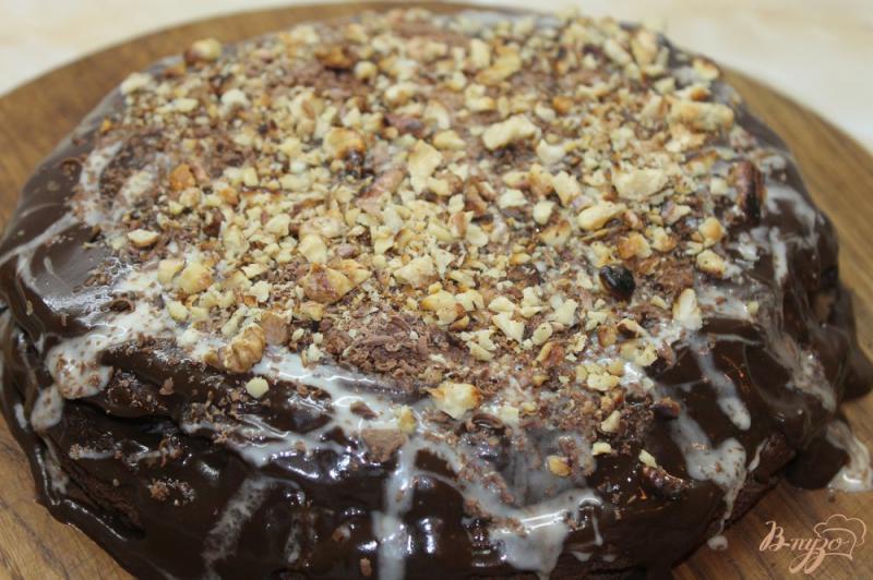 Фото приготовление рецепта: Шоколадный торт с грецкими орехами, сгущенным молоком и шоколадным соусом шаг №18