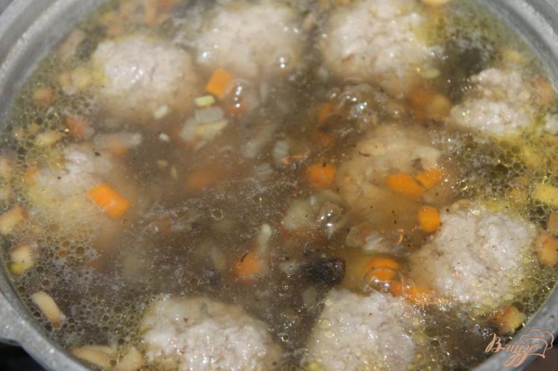 Фото приготовление рецепта: Суп с грибами и фрикадельками шаг №6