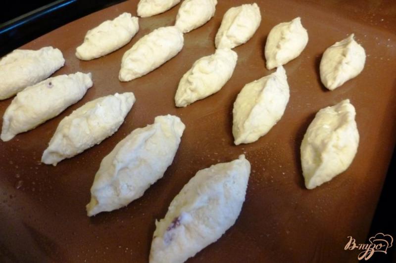 Фото приготовление рецепта: Пирожки из творожного теста с черникой и миндалем шаг №4