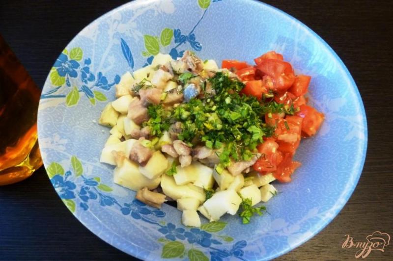 Фото приготовление рецепта: Салат из сельди, картофеля и помидоров шаг №4