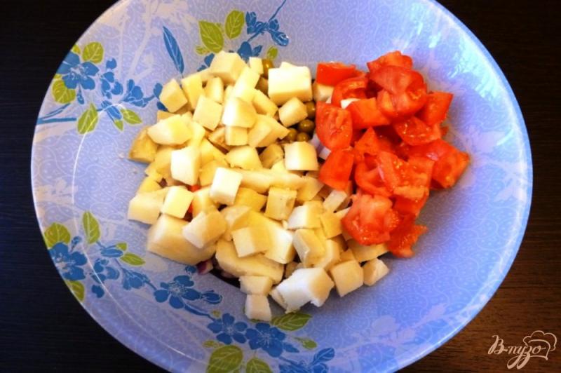 Фото приготовление рецепта: Салат из сельди, картофеля и помидоров шаг №2