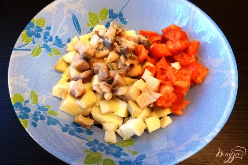 Фото приготовление рецепта: Салат из сельди, картофеля и помидоров шаг №3