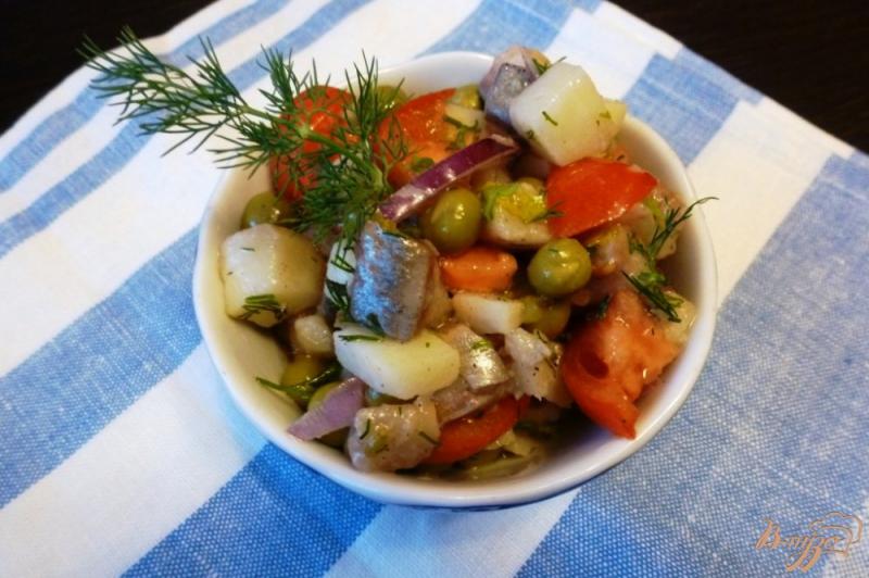 Фото приготовление рецепта: Салат из сельди, картофеля и помидоров шаг №5