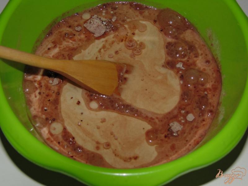 Фото приготовление рецепта: Шоколадный пирог на молоке и подсолнечном масле шаг №3