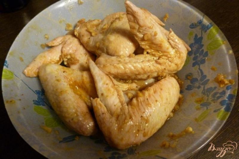 Фото приготовление рецепта: Крылышки в чесночно-соевом маринаде шаг №3