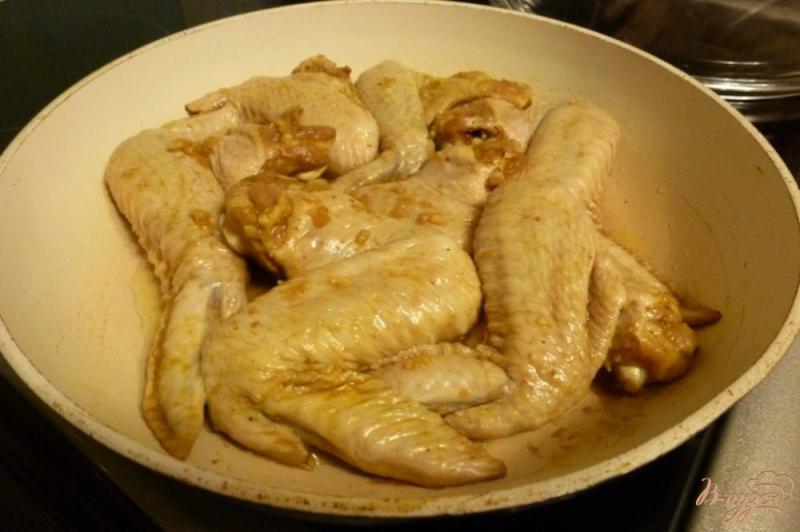 Фото приготовление рецепта: Крылышки в чесночно-соевом маринаде шаг №4
