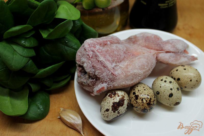 Фото приготовление рецепта: Салат из мяса перепелки, перепелиных яиц и шпината шаг №1