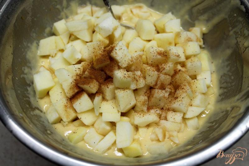 Фото приготовление рецепта: Оладьи на молоке с яблоком и корицей шаг №4