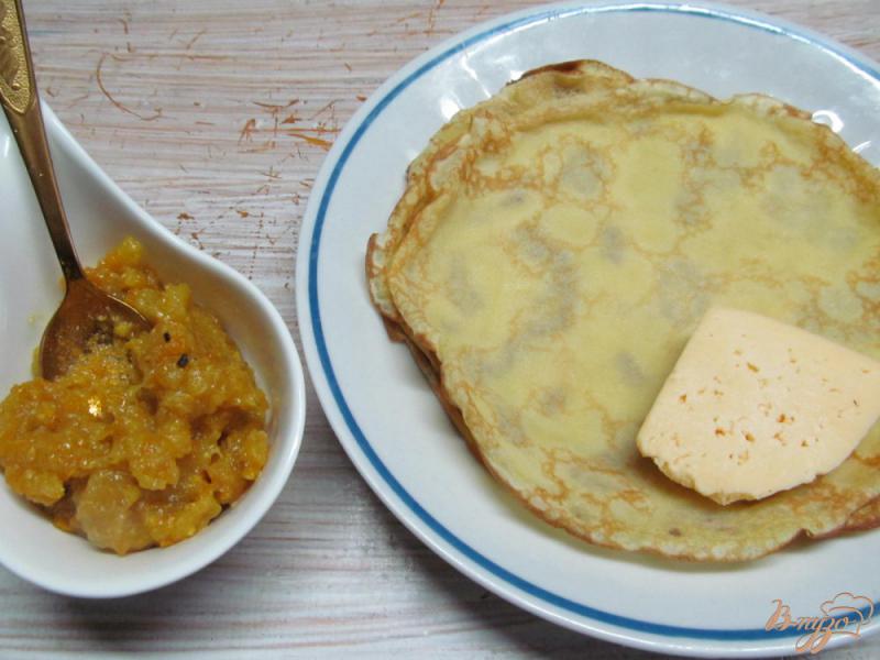 Фото приготовление рецепта: Блинчики с соленым сыром и вареньем шаг №1