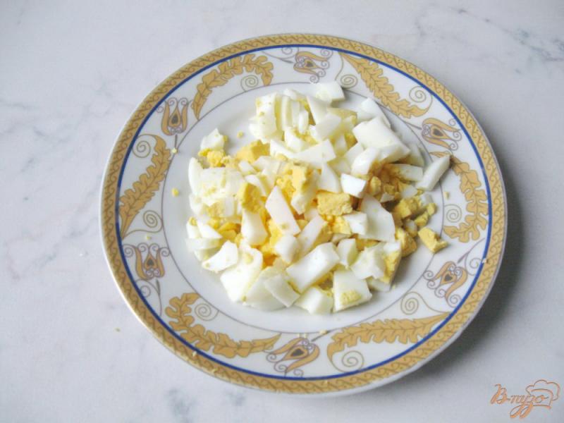 Фото приготовление рецепта: Грибной салат с овощами и яйцами шаг №4