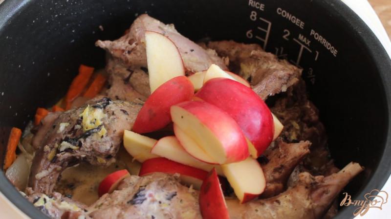 Фото приготовление рецепта: Кролик в мультиварке в сметанном соусе шаг №5