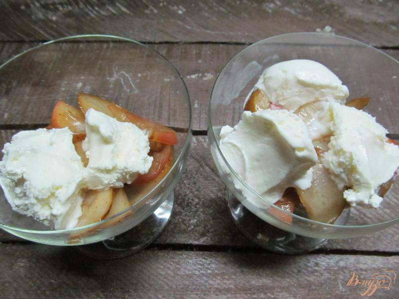 Фото приготовление рецепта: Грушевый десерт с ванильным мороженым шаг №4