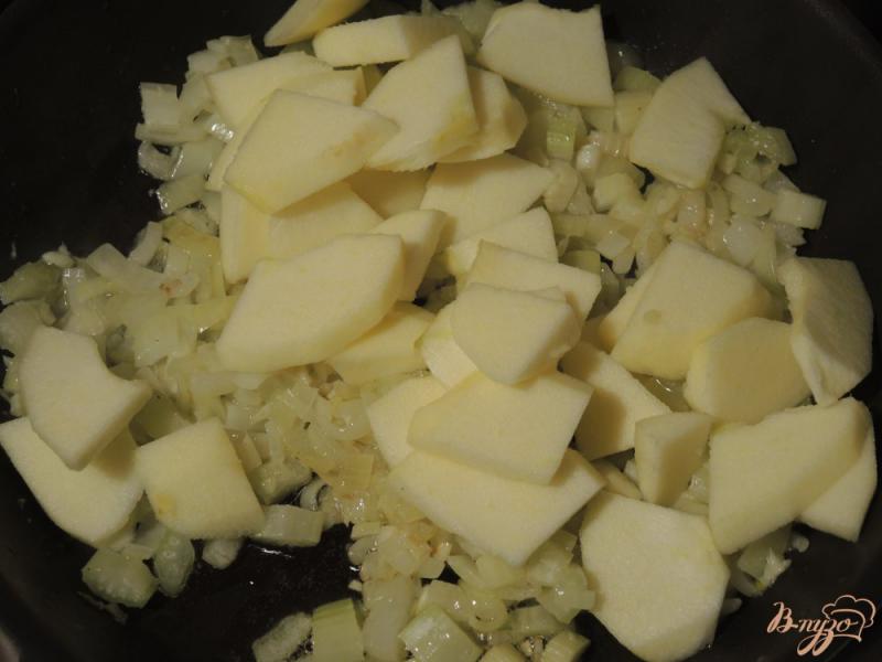 Фото приготовление рецепта: Суп-пюре с тыквой и яблоком шаг №6