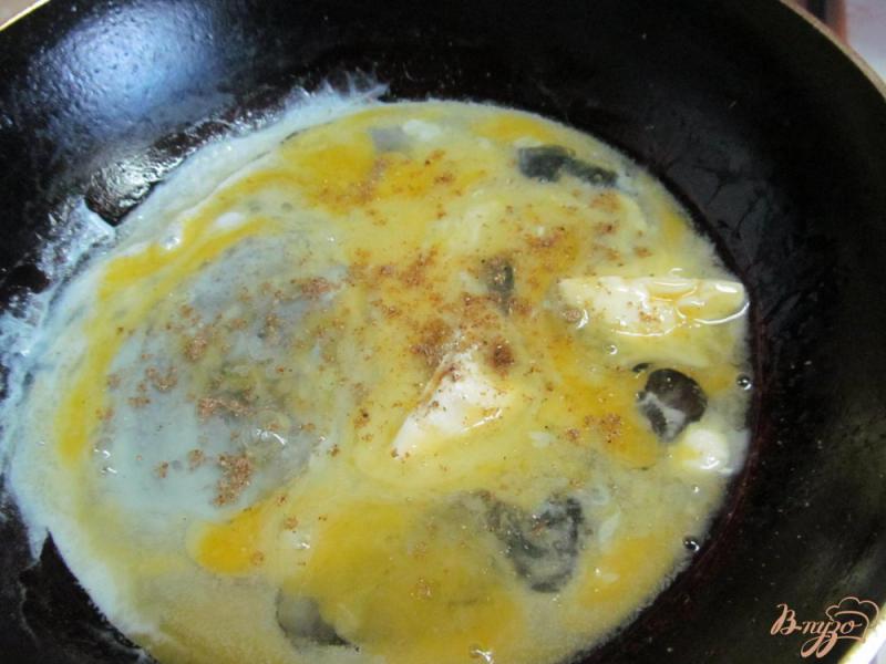Фото приготовление рецепта: Сосиски в тесте с сыром и яйцом шаг №4