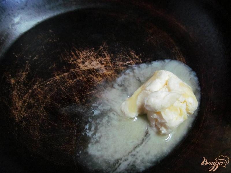 Фото приготовление рецепта: Сосиски в тесте с сыром и яйцом шаг №3